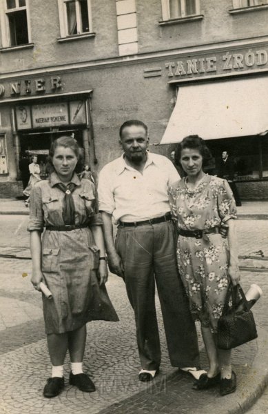 KKE 3961.jpg - Eugenia Kwiatkowska z rodzicami, Olsztyn, 1945 r.